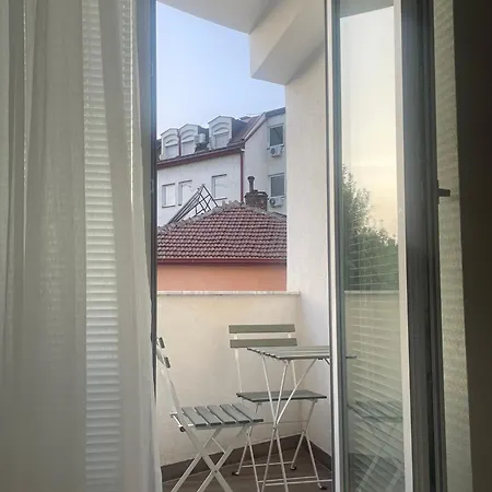 Modern In Centre - Free Parking Apartment